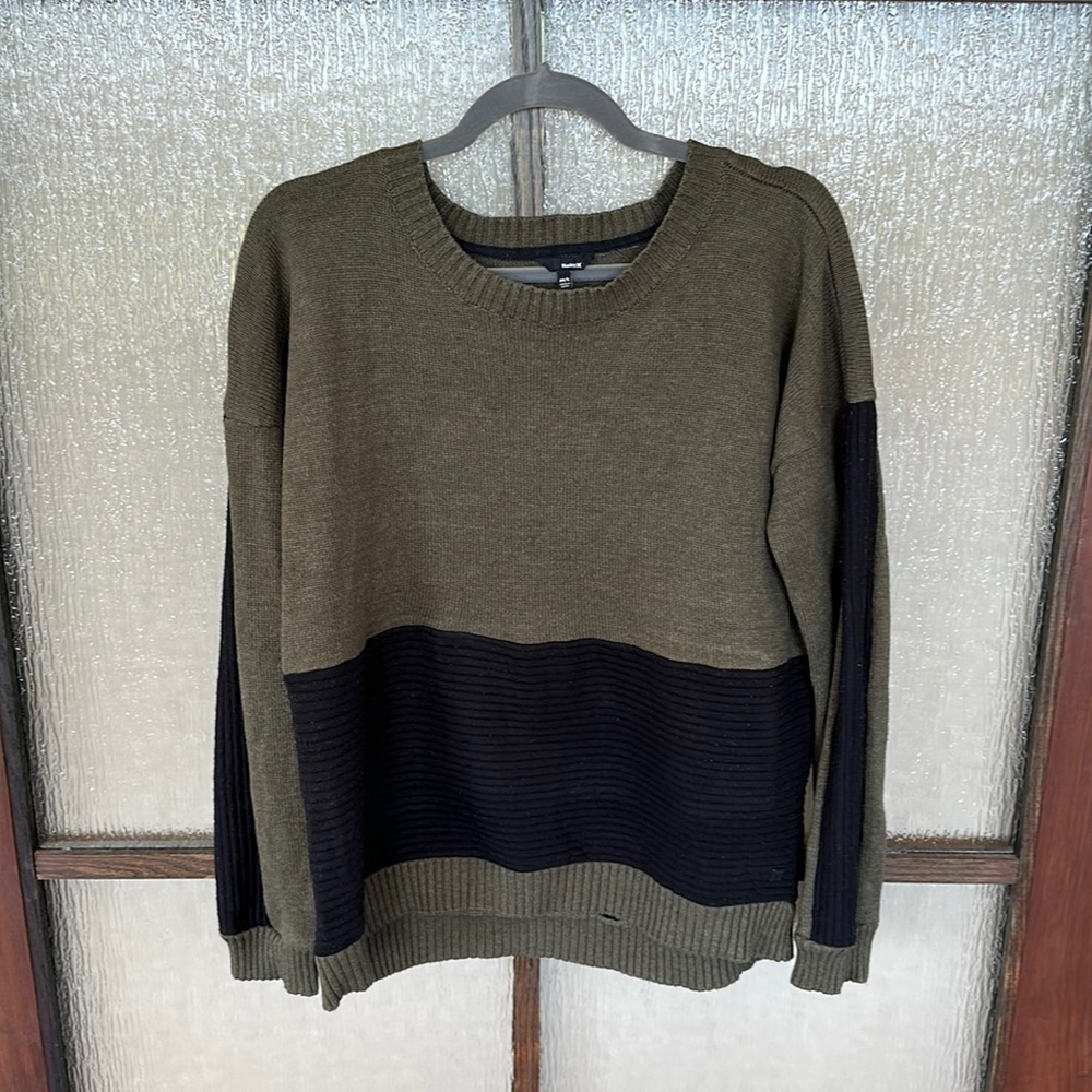 Hurley green and black sweater size M/L EUC